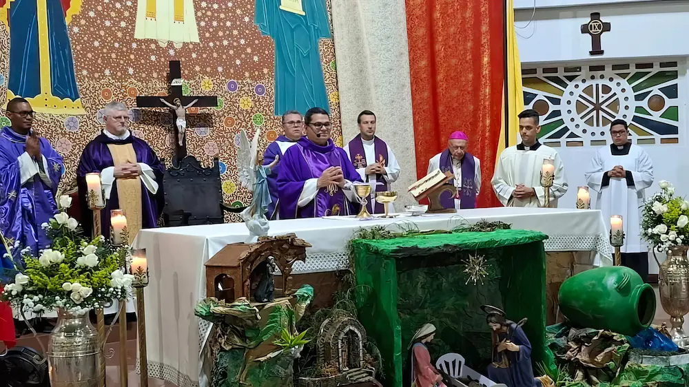 Sacerdotes con ropa litúrgica durante una celebración en Venezuela