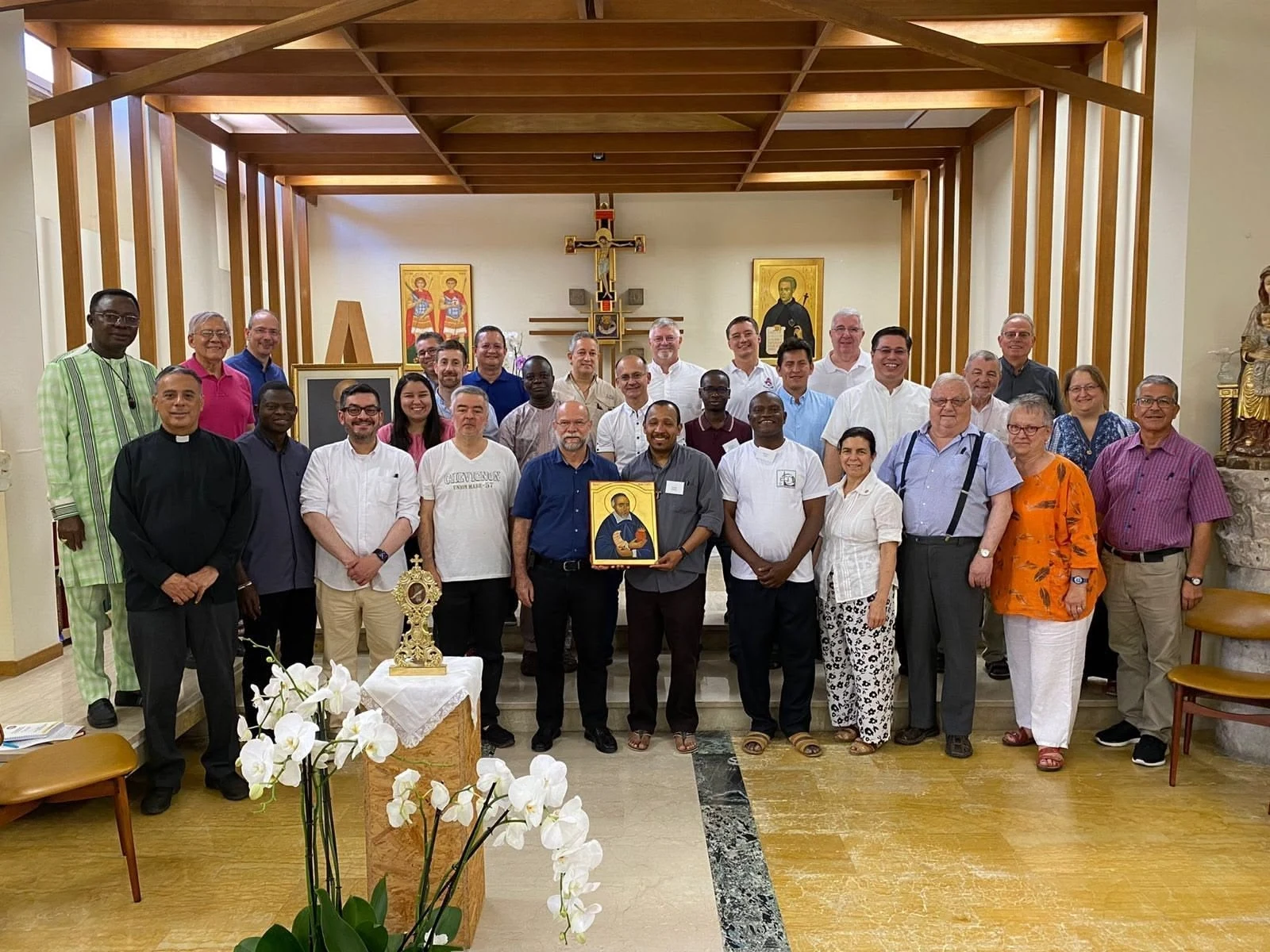 Miembros de la Congregación de Jesús y María reunidos en una capilla