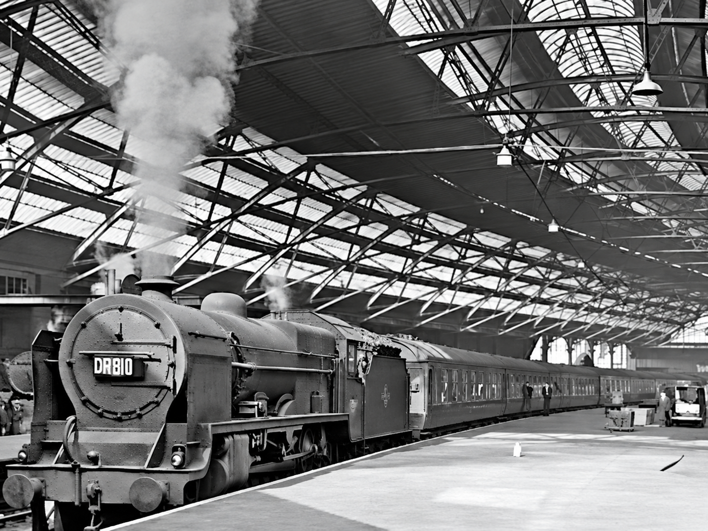 Tren de vapor en una estación cubierta