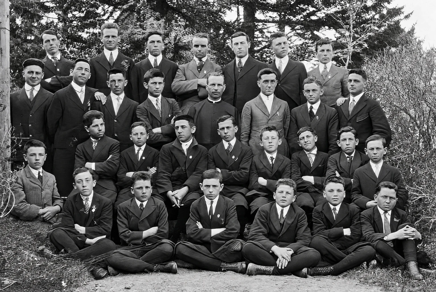 Juvenistas con el Padre De la Mota en 1920