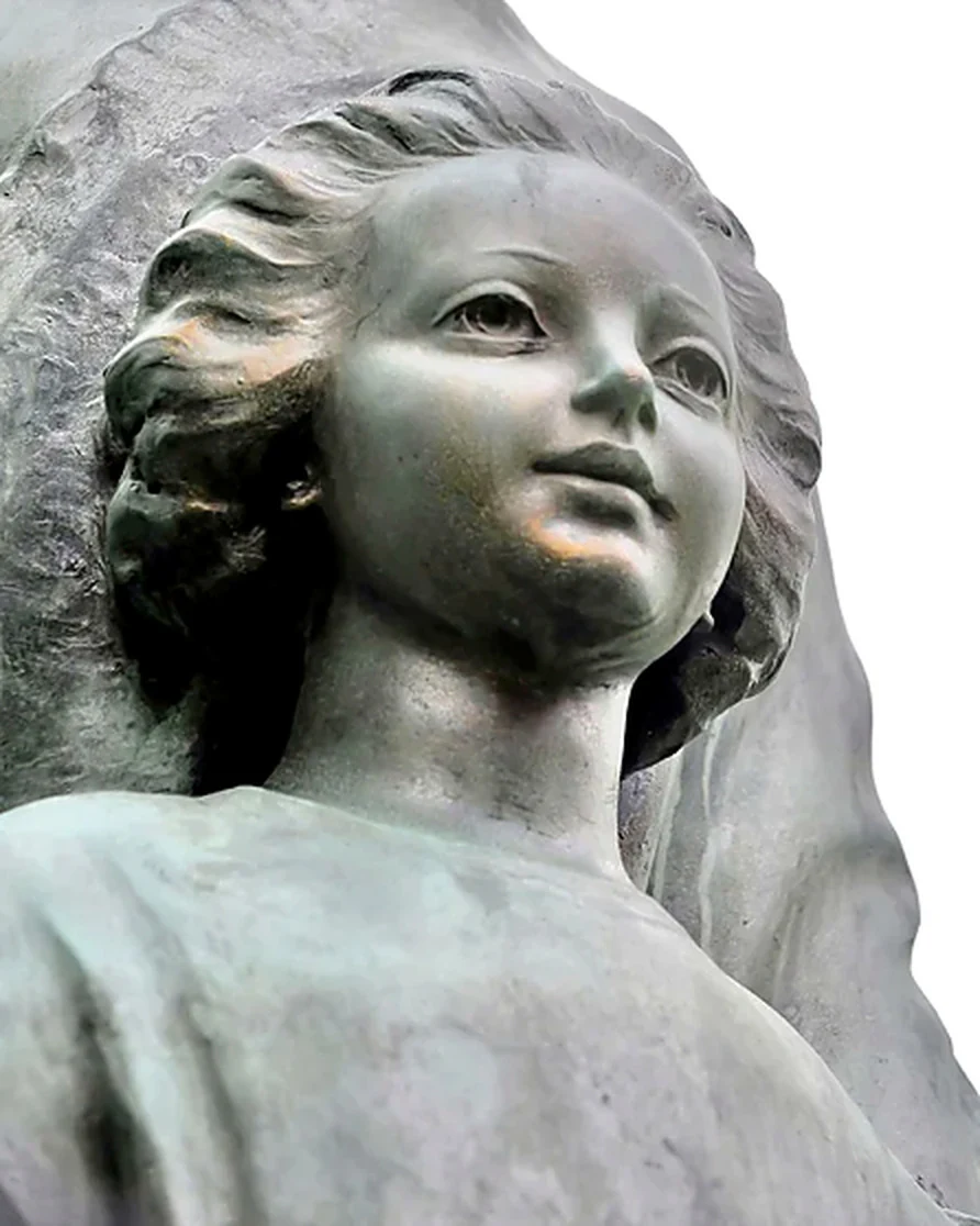 Busto del niño Jesús delante del abrigo de María