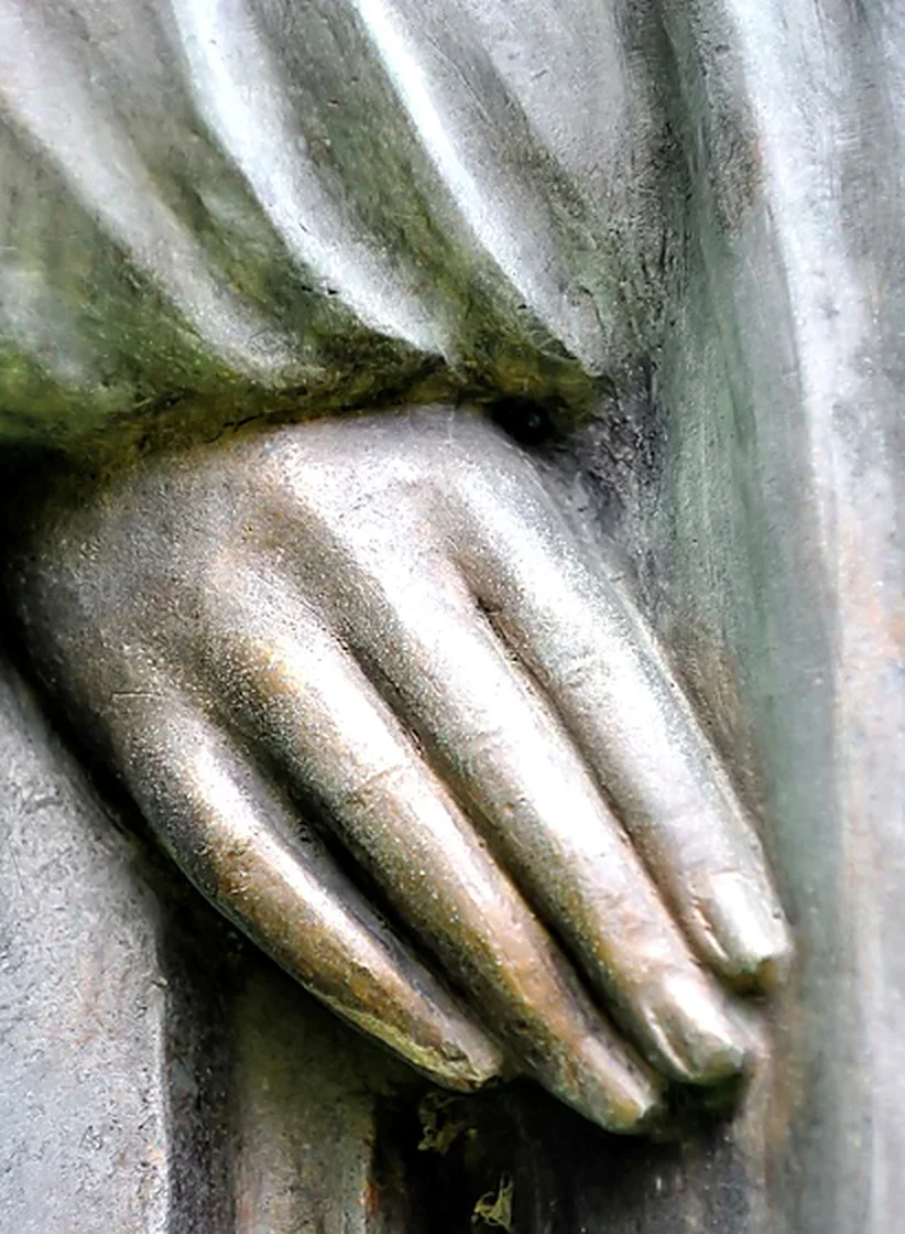 Detalle de manos de Nuestra Señora del Mundo