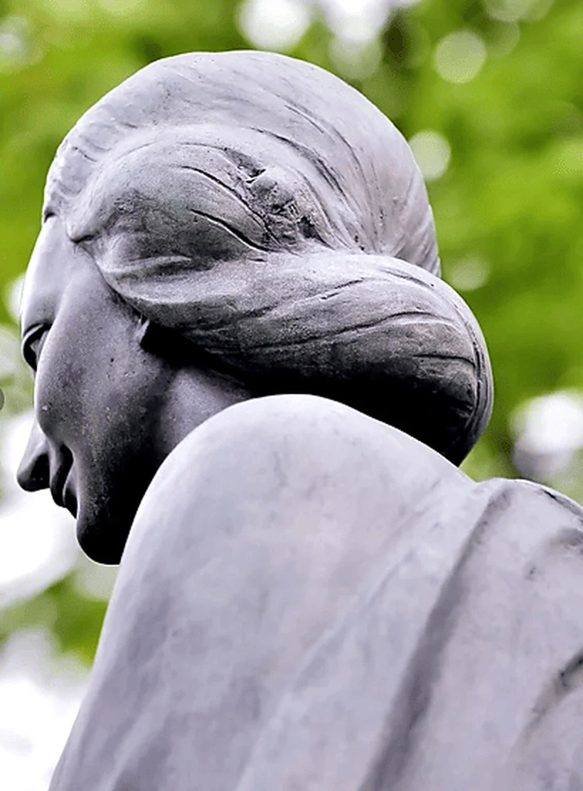 Cabeza de la Virgen vista de perfil trasero