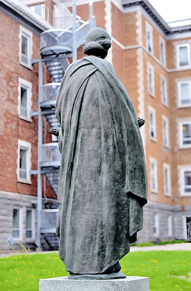 Vista trasera de la estatua en el jardín de la Casa de Los Eudistas