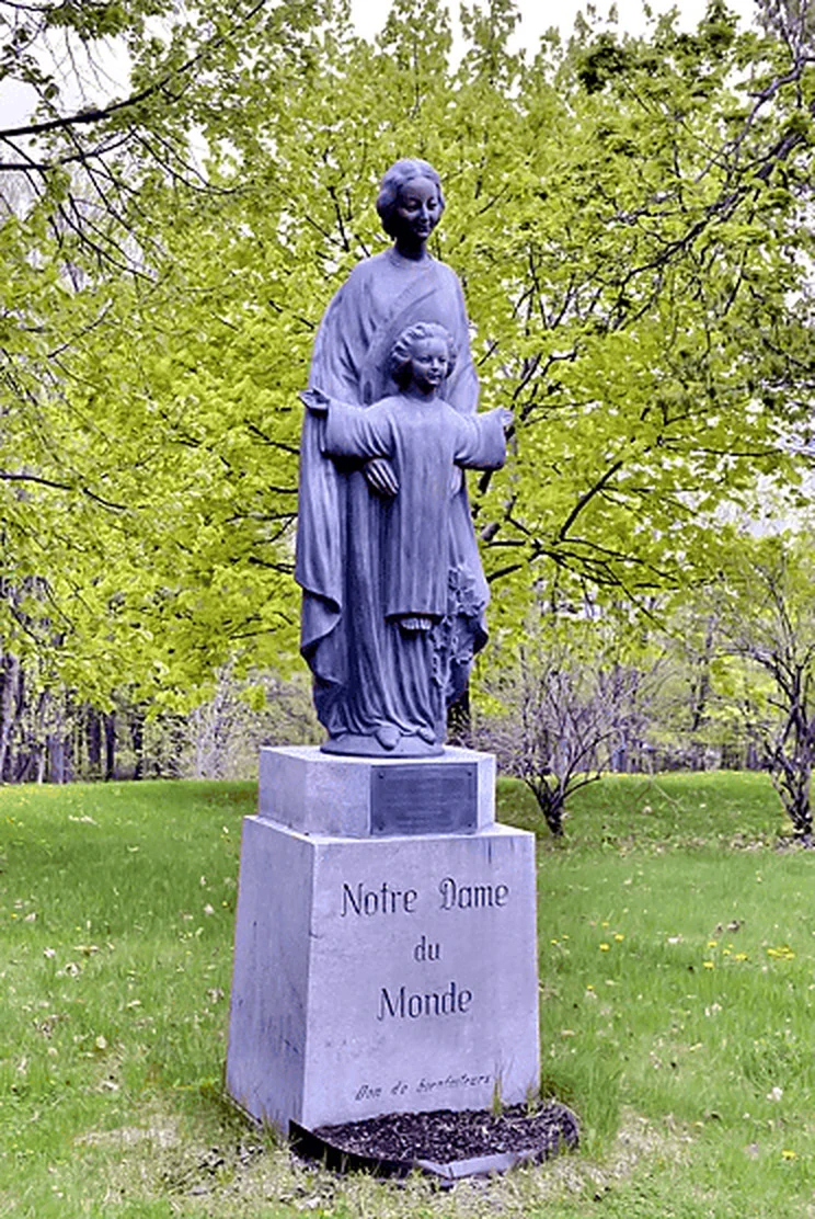 Vista de conjunto de Nuestra Señora del Mundo en el jardín