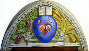 Pintura en arco del Corazón Inmaculado de Jesús y María sobre la puerta