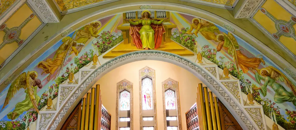 Santa Cecilia y ángeles sobre la iglesia Sainte-Amélie