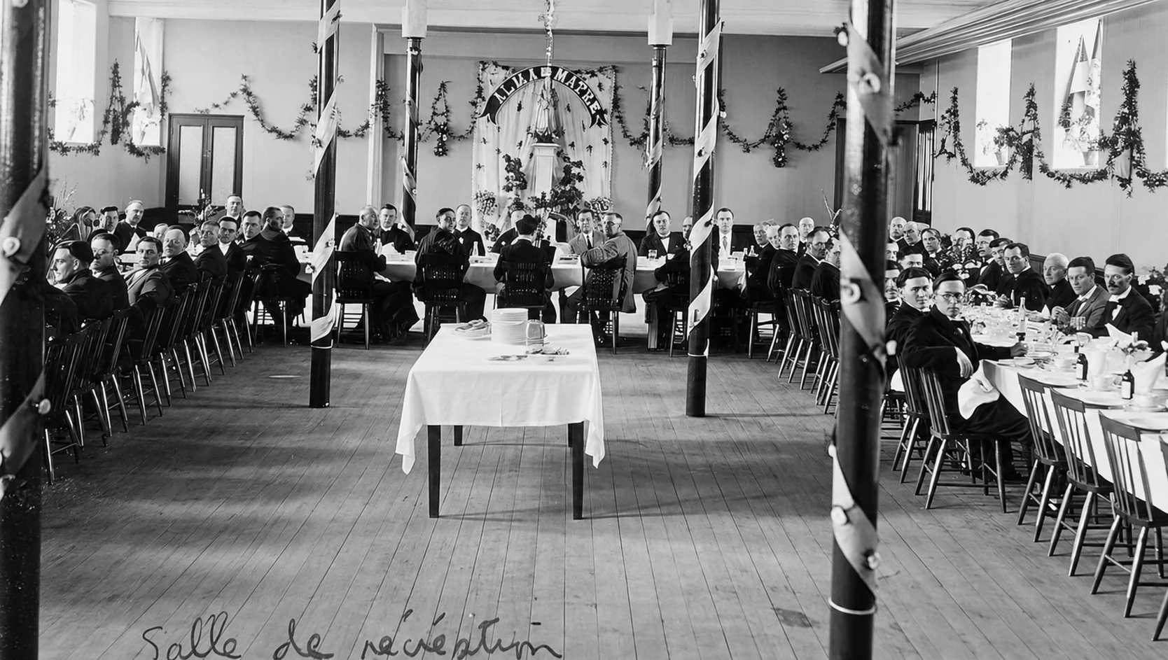 Gran banquete en la sala de recreo de los pequeños