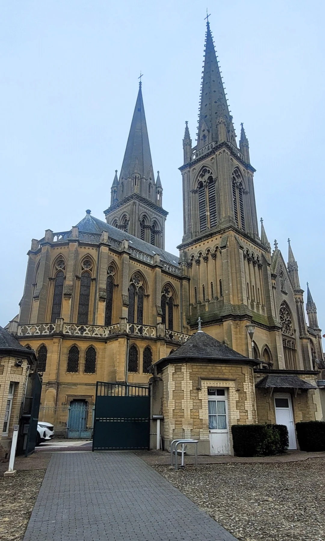 La basílica de Nuestra Señora de la Deliverranda en Dover-la-Deliverrande, con sus dos flechas góticas